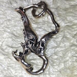 925 kissing skulls pendant